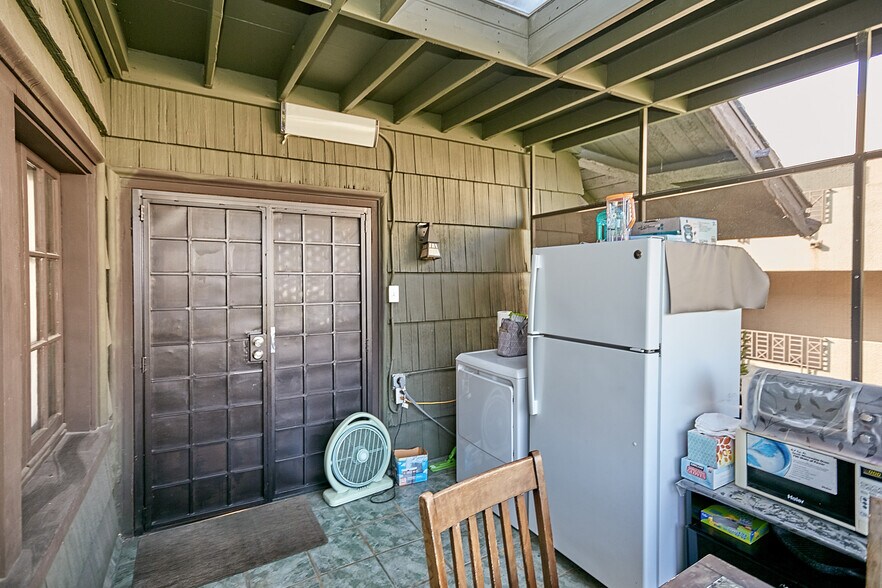 More Photos Of 658 S Bronson Ave, Los Angeles Office Residential For Sale