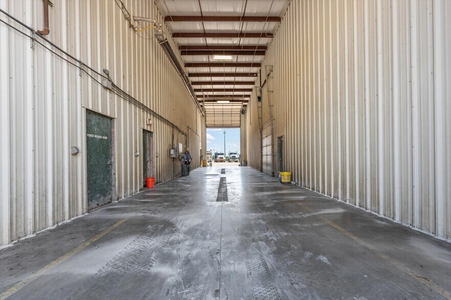 More Photos Of 13020 S Sunnylane Rd, Moore Industrial For Lease
