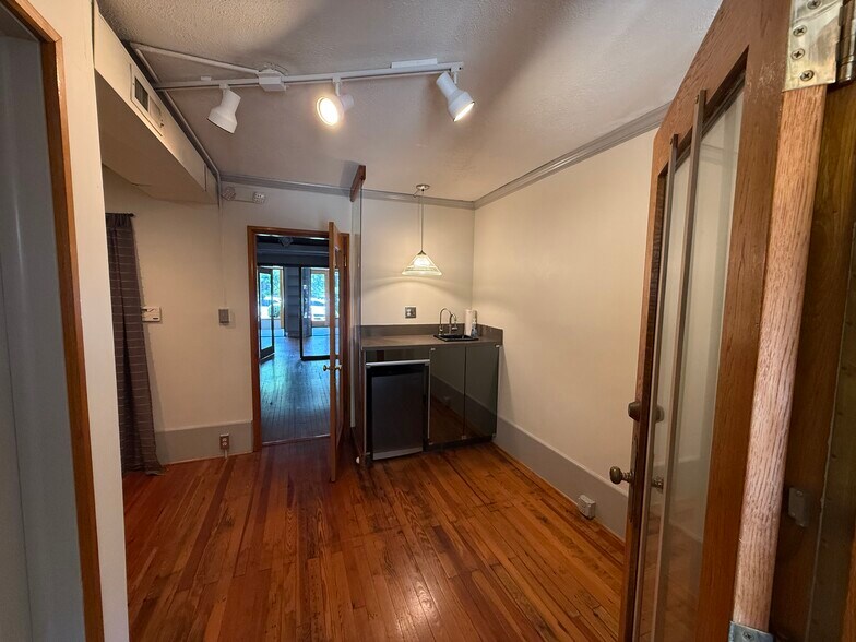 More Photos Of 3447 W Cary St, Richmond Office For Lease