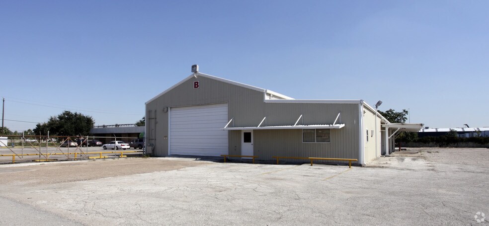 More Photos Of 825 S Loop Fwy W, Houston Light Manufacturing For Lease