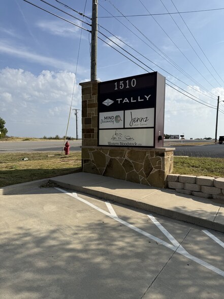 More Photos Of 1510 Fort Worth Hwy, Weatherford Medical For Lease