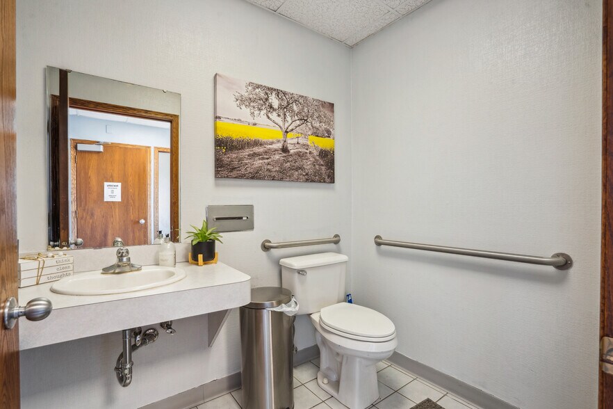 More Photos Of 3640 Canterbury Ct, Waterloo Healthcare For Sale