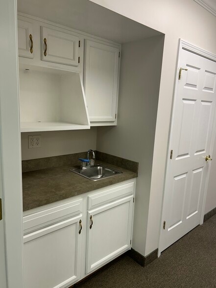 More Photos Of 406 Blankenbaker Pky, Louisville Office For Sale