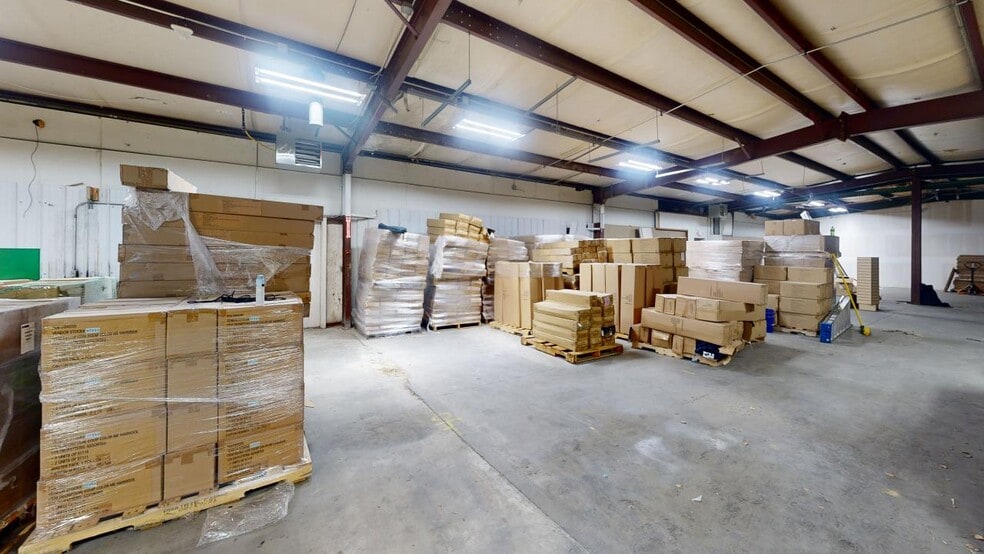 More Photos Of 908 SE 21st St, Bentonville Showroom For Lease