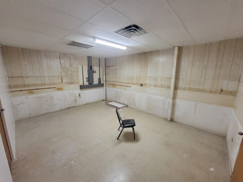 More Photos Of 106 Adams St, Auburndale Warehouse For Sale