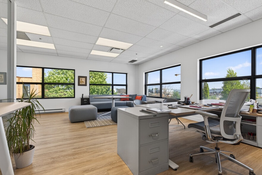 More Photos Of 30 Rue Montrose, Dollard-des-Ormeaux Warehouse For Sale