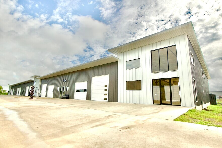 More Photos Of 190 Ninety Four Ln, Taylor Light Manufacturing For Sale