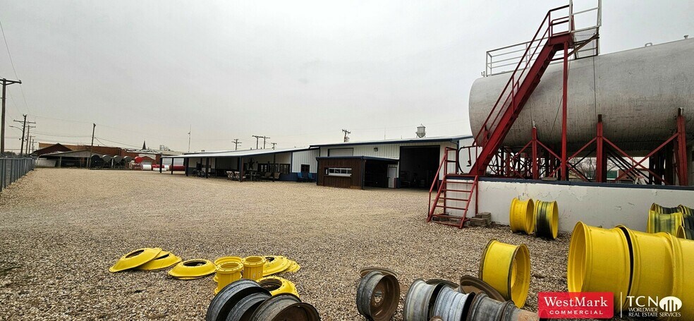 More Photos Of 824 Avenue B, Abernathy Service Station For Sale