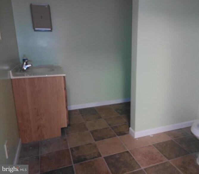 More Photos Of 2 W Market St, Gratz Storefront Retail Residential For Lease
