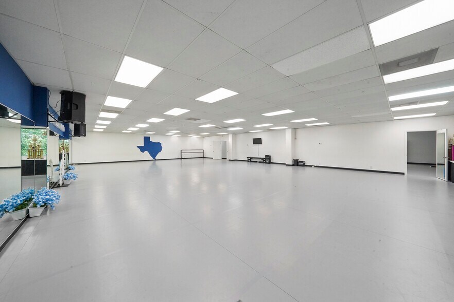 More Photos Of 25020 Oakhurst Dr, Spring Warehouse For Sale