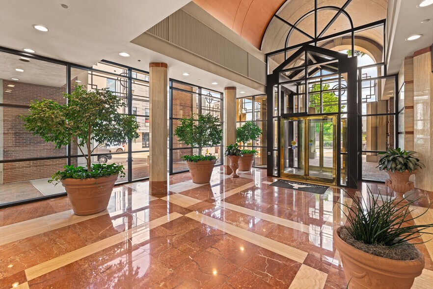 More Photos Of 625 S Gay St, Knoxville Office For Lease