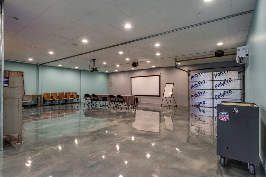 More Photos Of 1115 Lakeview Dr, Franklin Freestanding For Lease