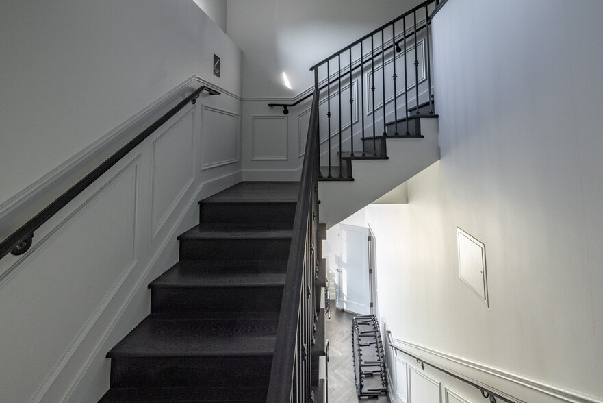 More Photos Of 346 S La Brea Ave, Los Angeles General Retail For Lease