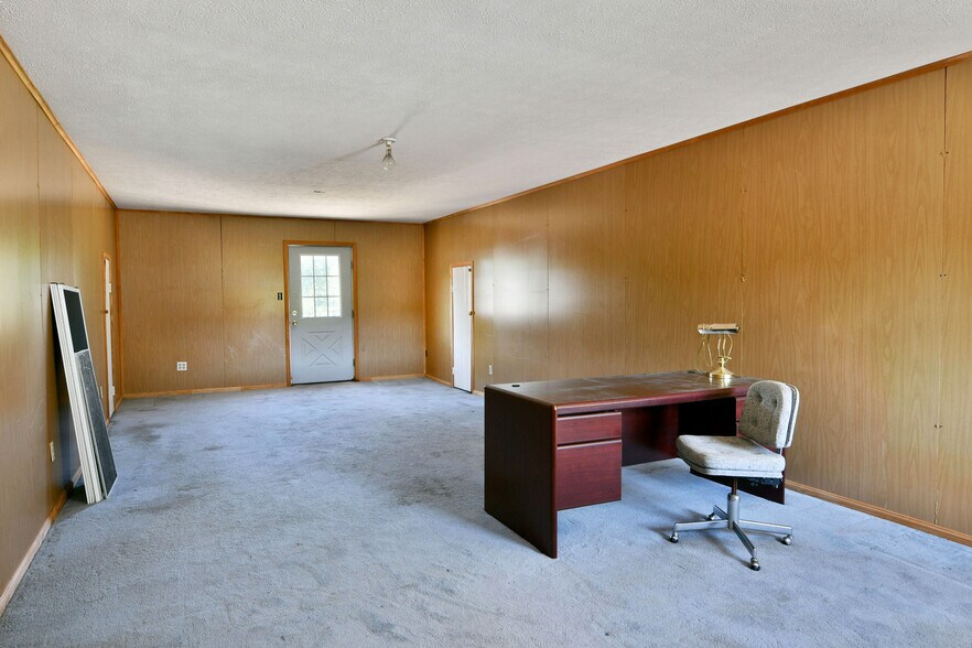 More Photos Of 4085 Herner County Line Rd, Southington Showroom For Sale