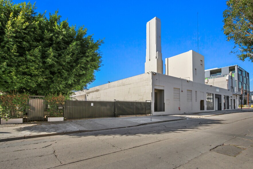 More Photos Of 7000 Romaine St, Los Angeles Showroom For Lease