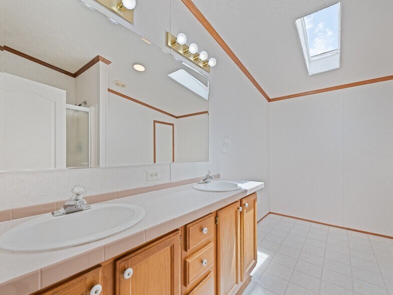 More Photos Of 25 Lester Ln, Waynesville Flex For Sale