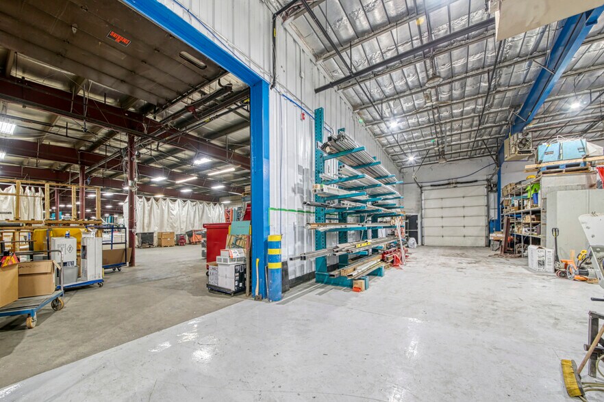 More Photos Of 1265-1325 Rue Industrielle, La Prairie Warehouse For Lease