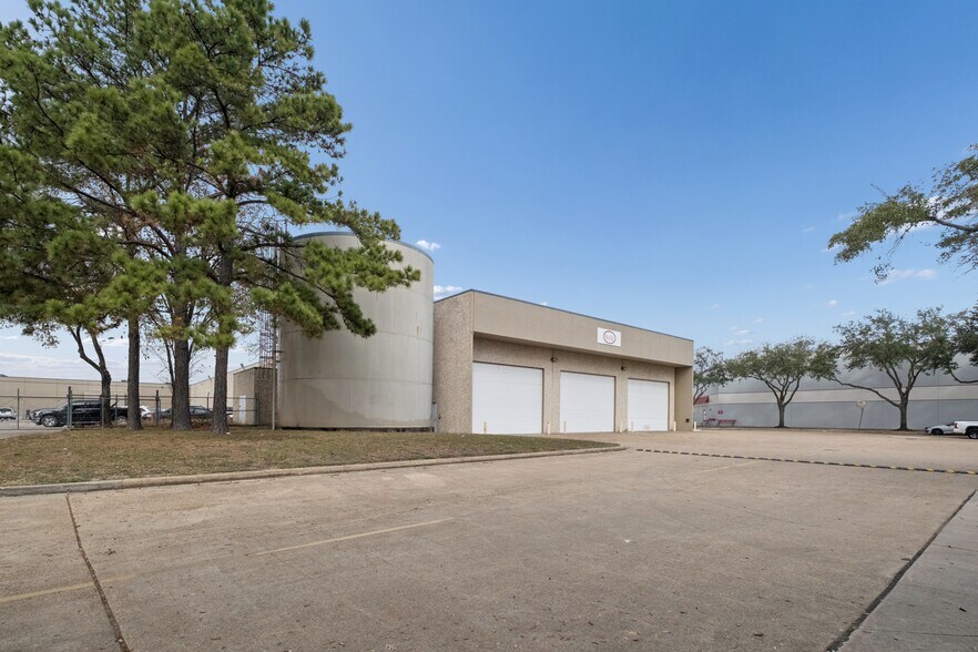 More Photos Of 8100 Kempwood Dr, Houston Manufacturing For Lease