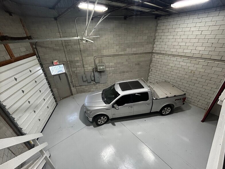 More Photos Of 1105 Crestlawn Dr, Mississauga Industrial For Lease