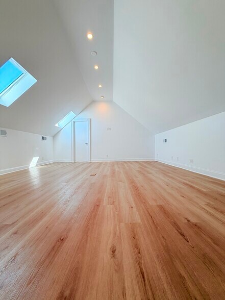 More Photos Of 31 Saint Roch Ave, Greenwich Office Residential For Lease