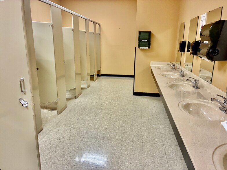 More Photos Of 3231 N Star Cir, Louisville Office For Lease