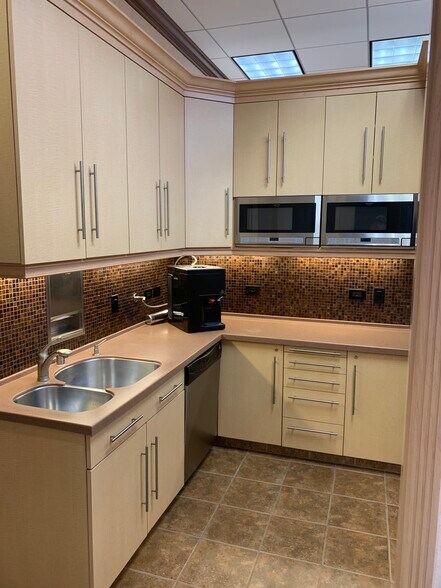 More Photos Of 2800 S Main St, Santa Ana Warehouse For Lease