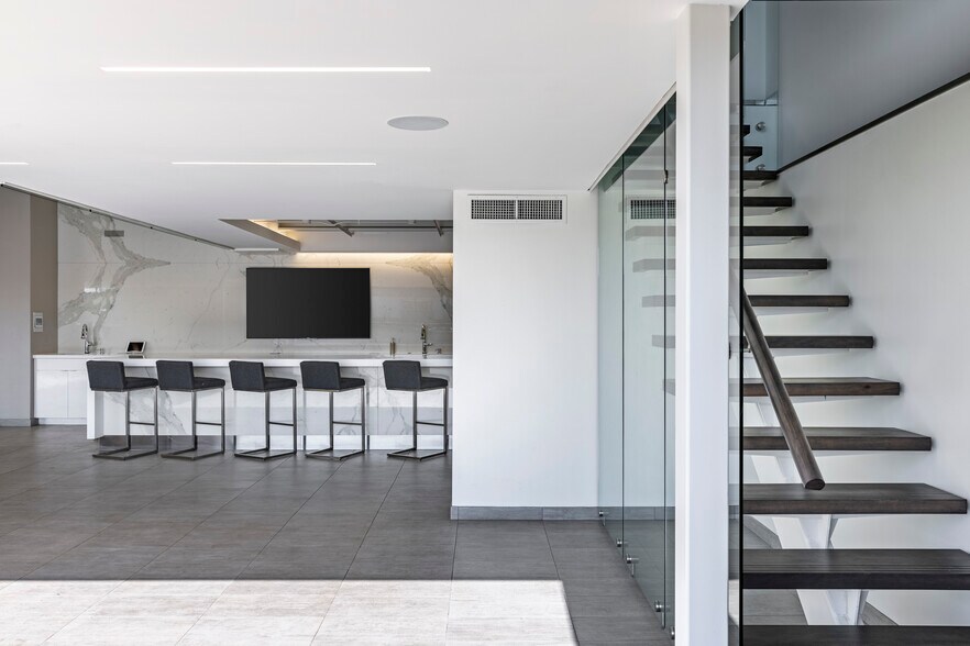 More Photos Of 40-41 Straightaway Dr, Pontiac Parking Garage For Sale