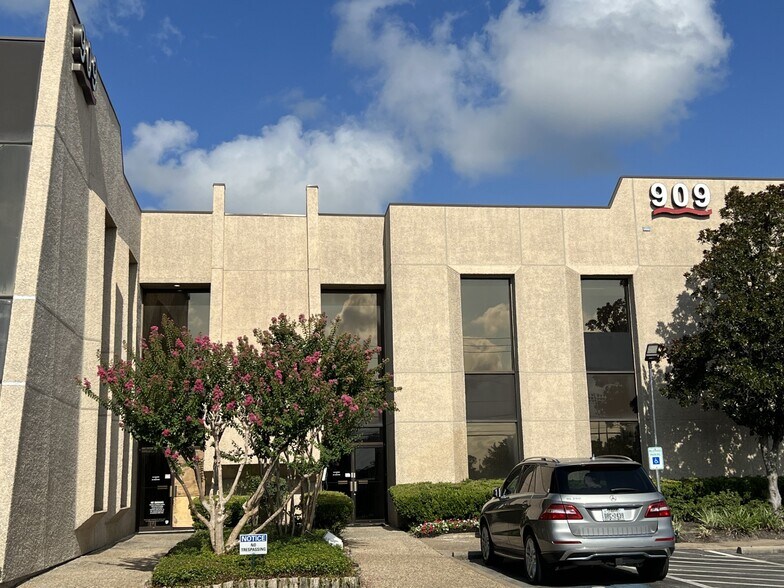 More Photos Of 909 Dairy Ashford Rd, Houston Office For Lease