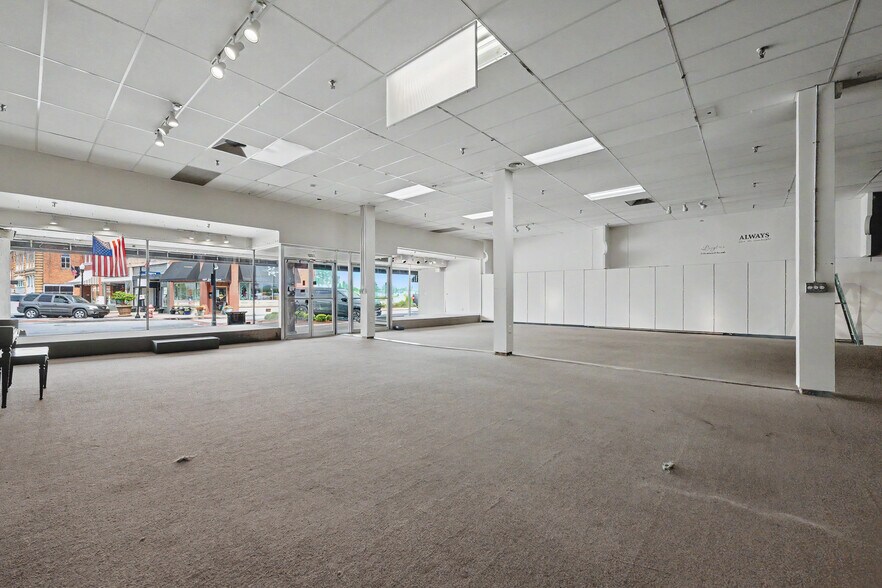 More Photos Of 106 Musgrove St, Clinton Storefront Retail Office For Sale