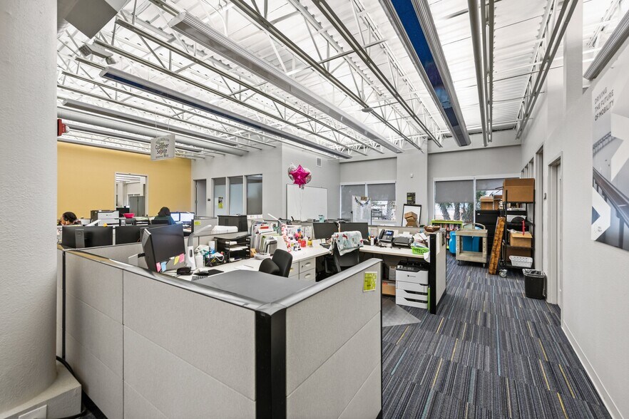 More Photos Of 6015 31st St E, Bradenton Office For Sale