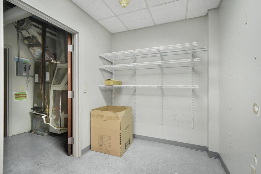 More Photos Of 9512 Sunbeam Center Dr, Jacksonville Office For Lease