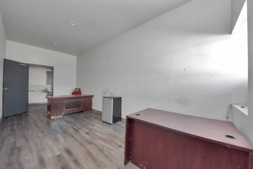 More Photos Of 6549 W Tidwell Rd, Houston Auto Dealership For Lease