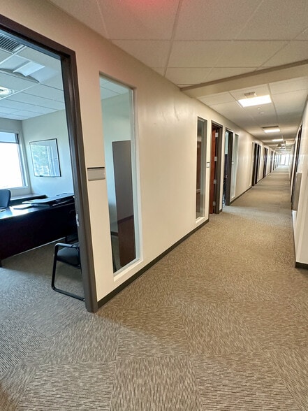 More Photos Of 10315 Camp Dr, Williston Flex For Lease