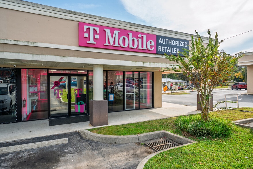 More Photos Of 5810-5840 SE Abshier Blvd, Belleview Storefront For Sale