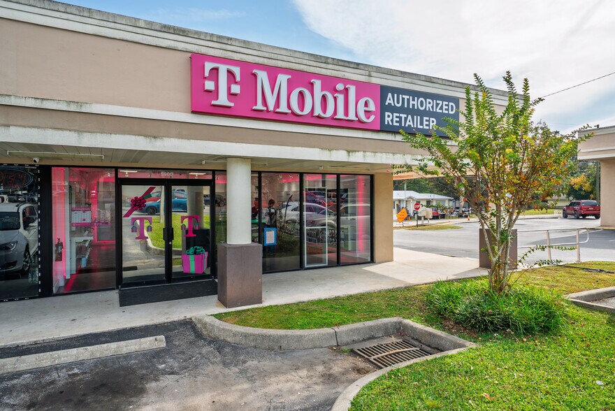More Photos Of 5810-5840 SE Abshier Blvd, Belleview Storefront For Lease