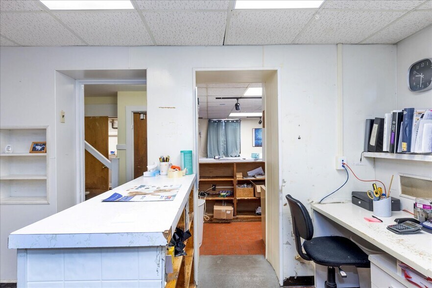 More Photos Of 21 Jackson St, Methuen Veterinarian Kennel For Sale