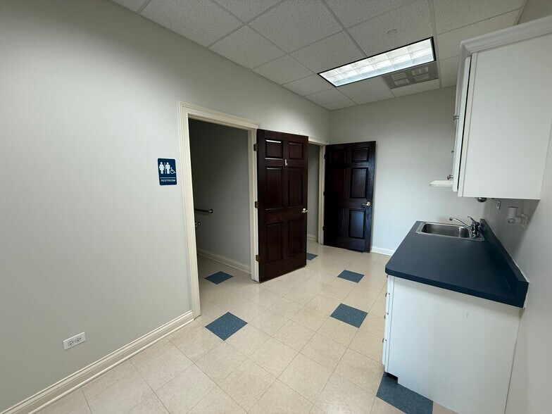 More Photos Of 1880 W Winchester Rd, Libertyville Medical For Sale