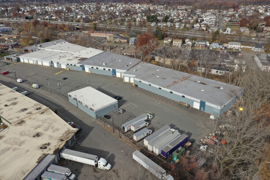 More Photos Of 465 Mola Blvd, Elmwood Park Warehouse For Lease