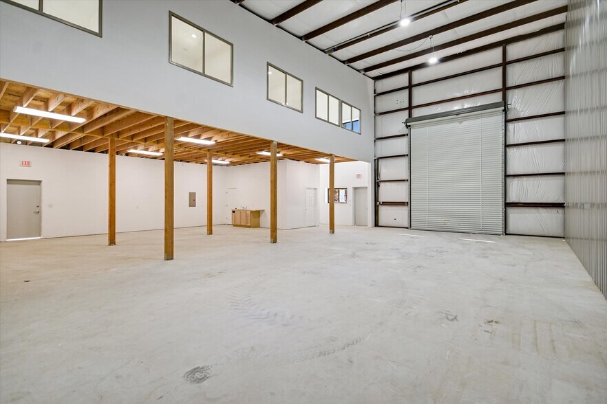More Photos Of 10020 Darden Hill Rd, Austin Light Distribution For Lease