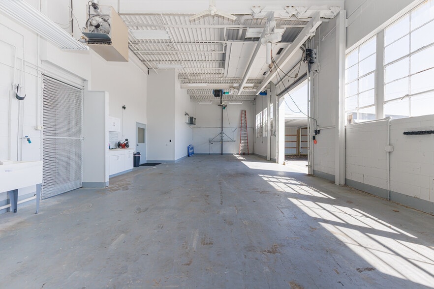 More Photos Of 5513 N Oxford St, Indianapolis Showroom For Lease