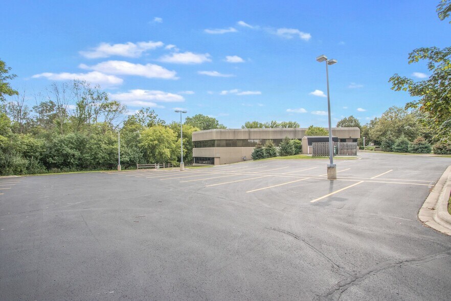 More Photos Of 1088 Springhurst Dr, Green Bay Office For Lease