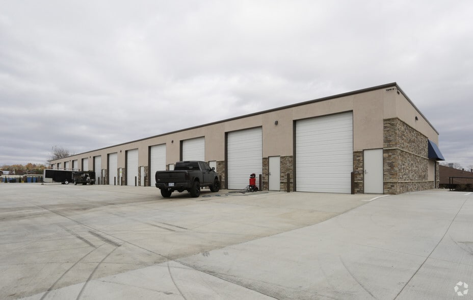 More Photos Of 8400 W 127th St, Overland Park Warehouse For Lease