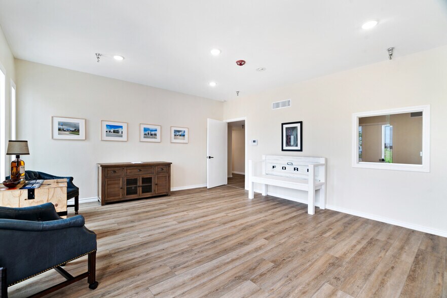 More Photos Of 3790 Lamar Ave, Paris Warehouse For Sale