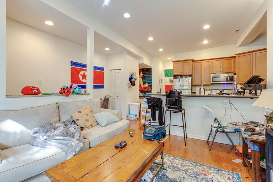 More Photos Of 902 W Newport Ave, Chicago Apartments For Sale