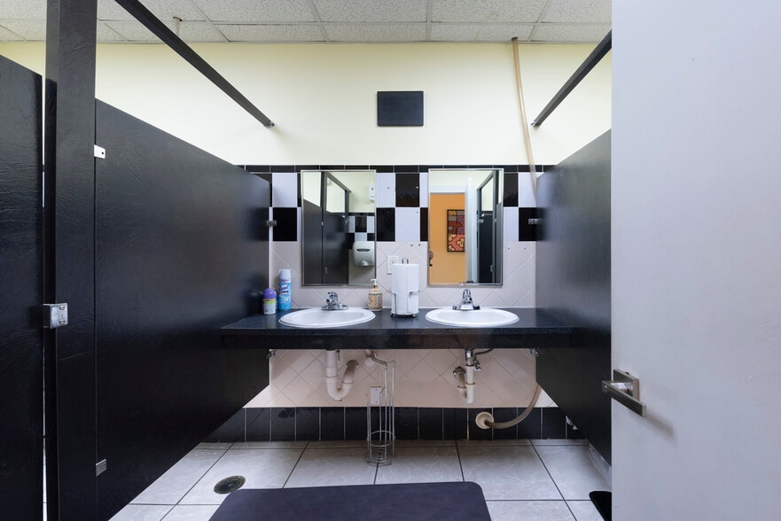 More Photos Of 10200 NW 25th St, Doral Light Distribution For Sale