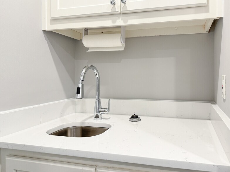 More Photos Of 1701-1704 Macy Dr, Roswell Office For Lease