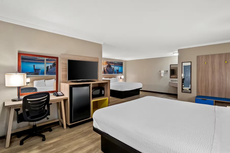 More Photos Of 9897 Main St, Whitmore Lake Hotel For Sale