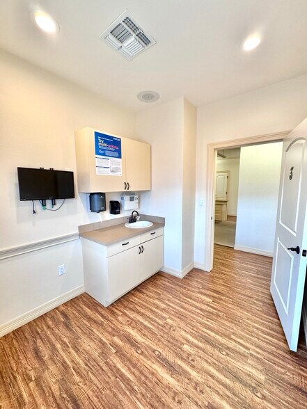 More Photos Of 101 S US Highway 75, Denison Medical For Lease