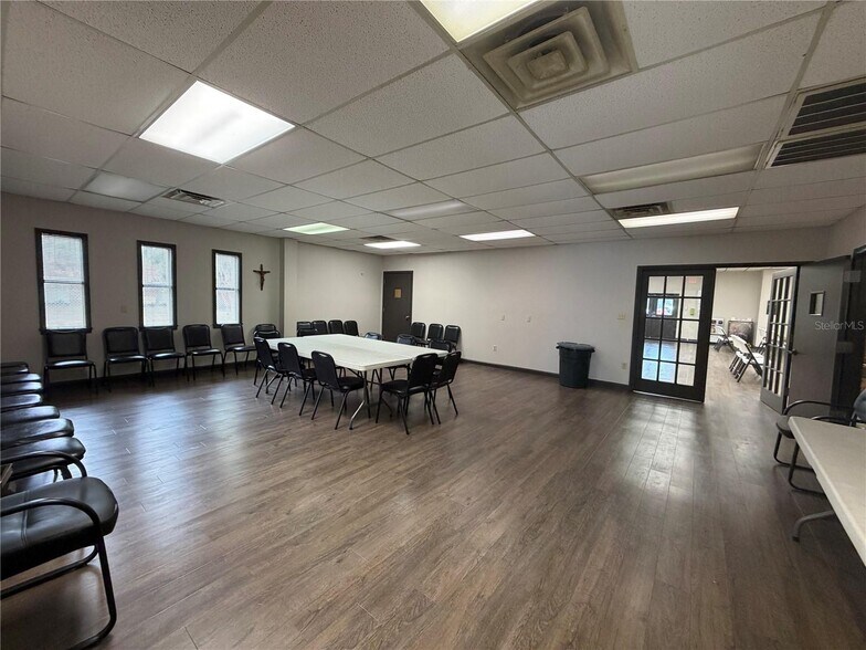 More Photos Of 208 E Lake Ave, Auburndale Religious Facility For Lease