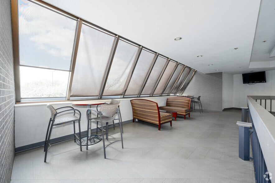 More Photos Of 8777 Purdue Rd, Indianapolis Office For Lease